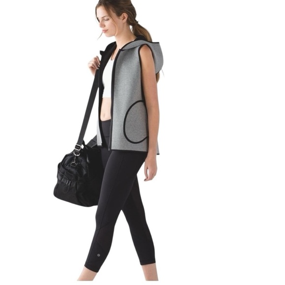 Lululemon Insculpt Vest Size 8 REVERSIBLE Light Gray with black Trim - Picture 4 of 14